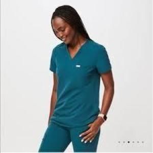 Fig's Women's One-Pocket Scrub Top Carribean Blue